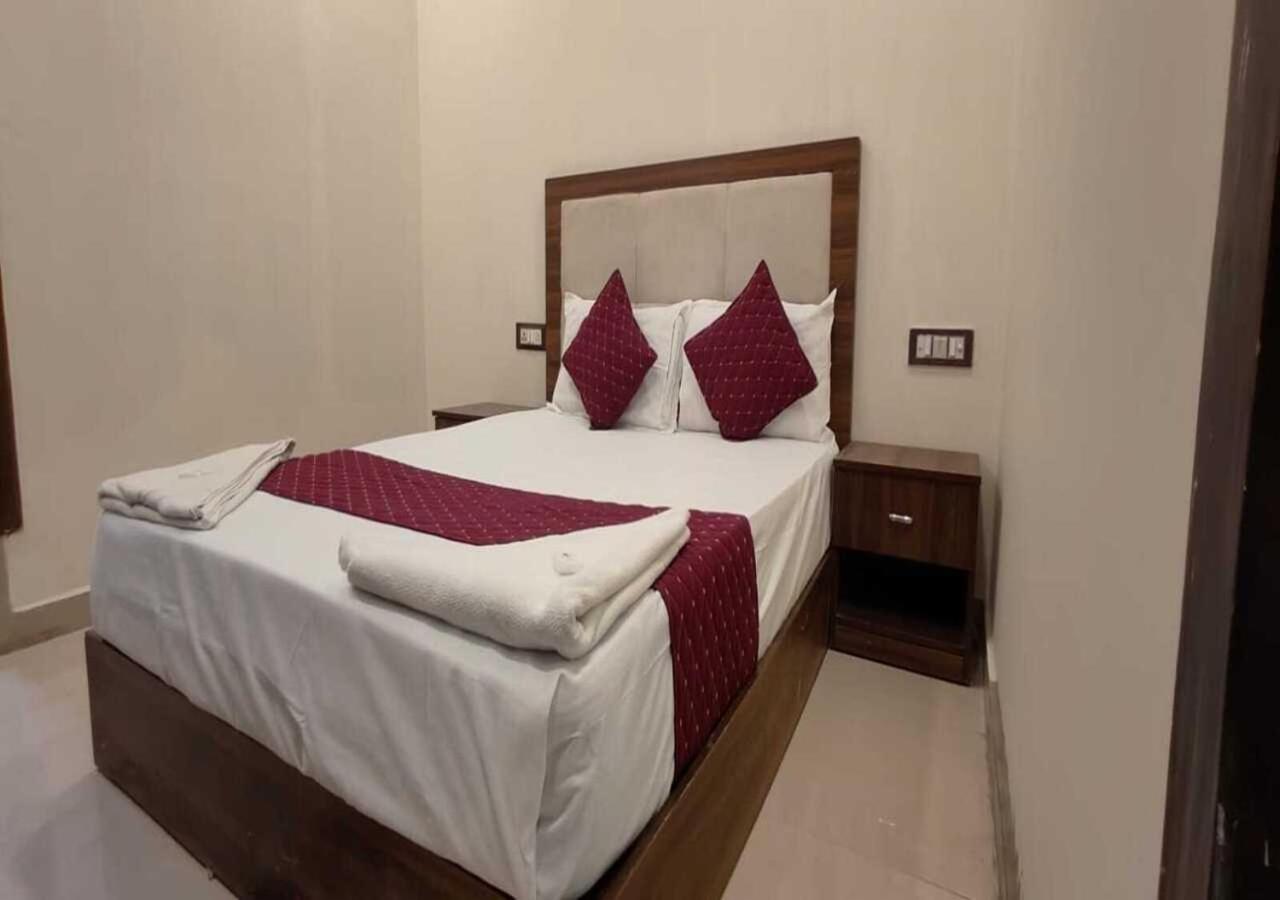 Hotel Blue Sky Residency Мумбаи Экстерьер фото