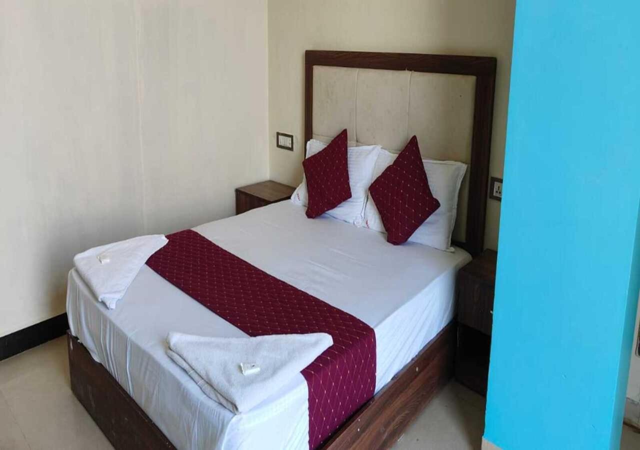 Hotel Blue Sky Residency Мумбаи Экстерьер фото
