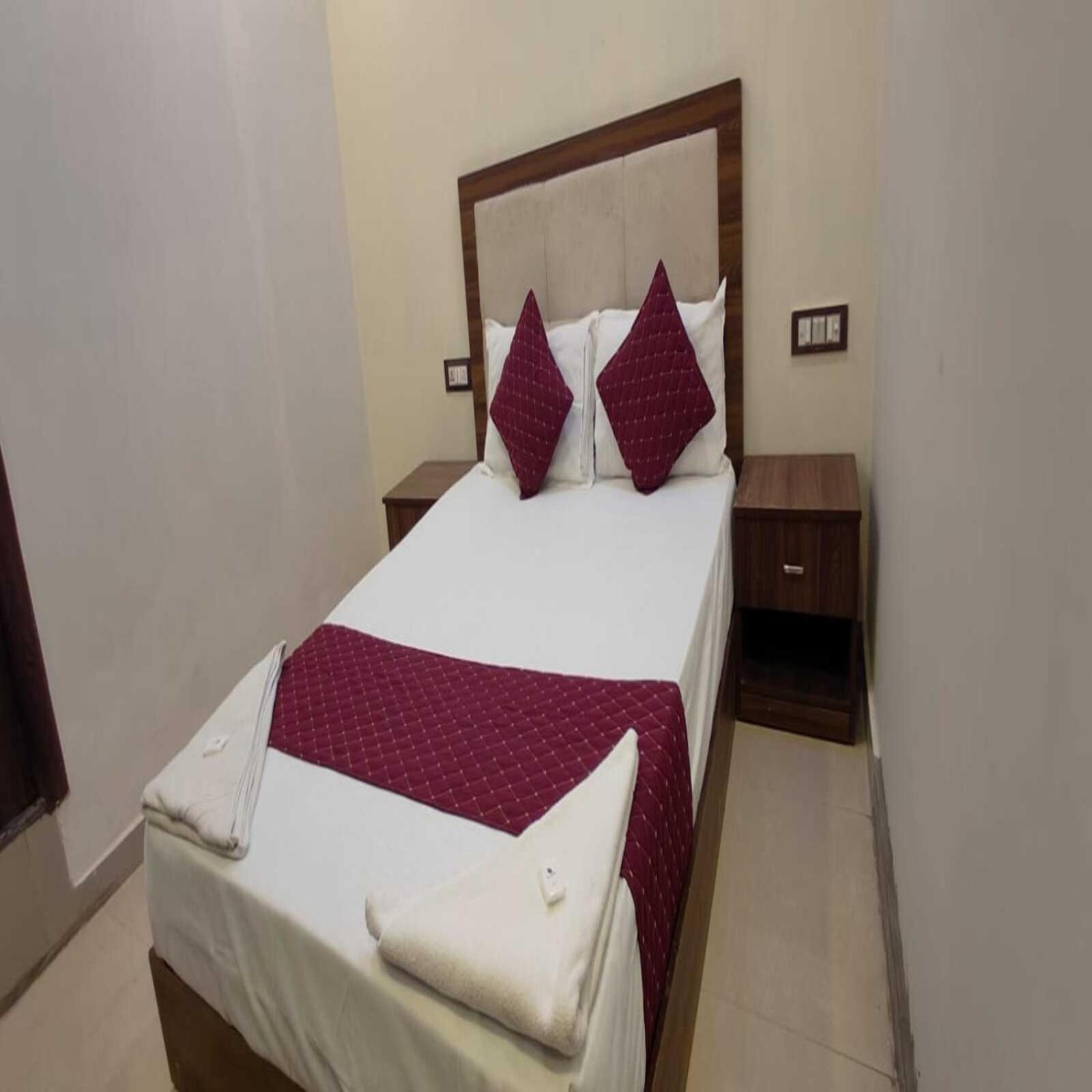 Hotel Blue Sky Residency Мумбаи Экстерьер фото