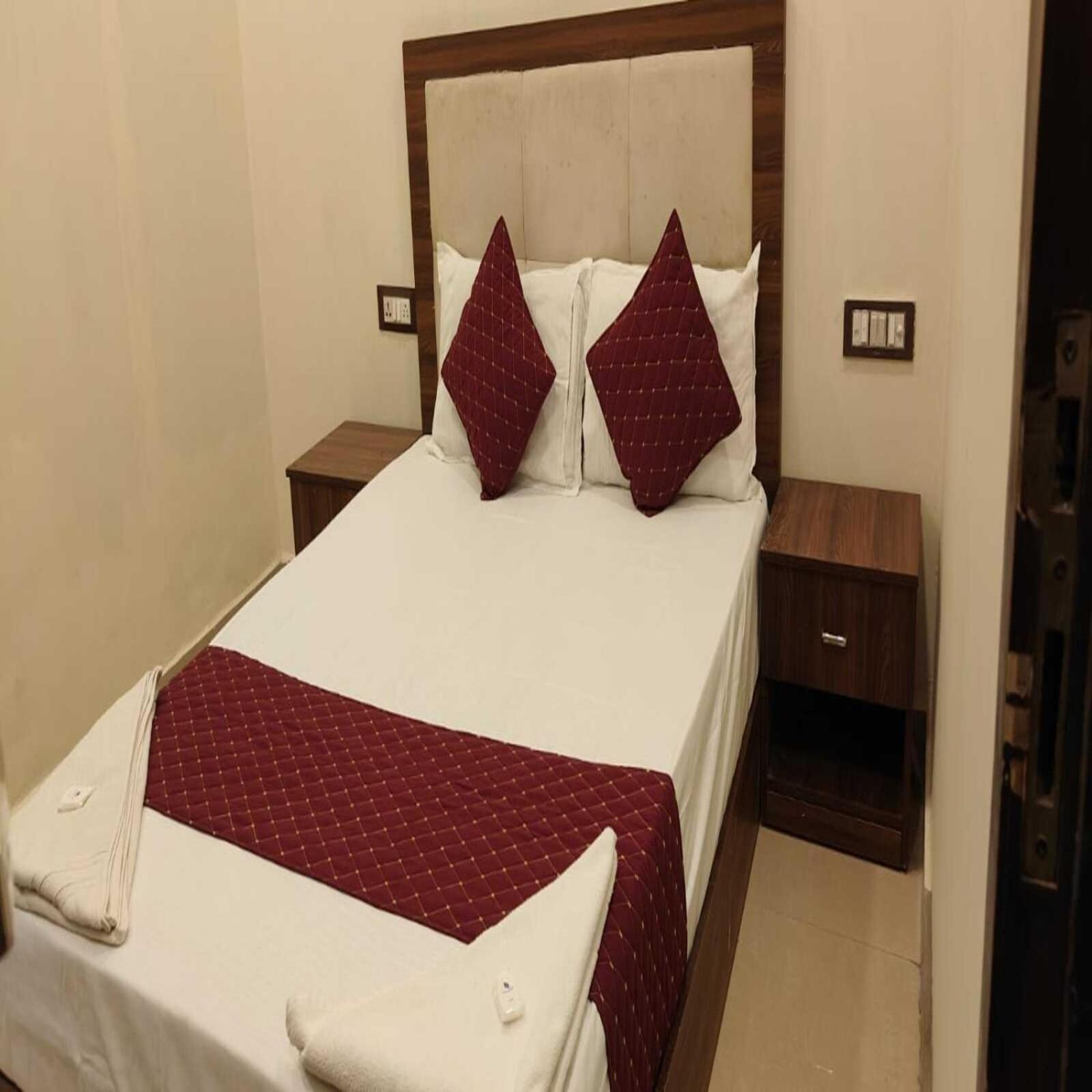 Hotel Blue Sky Residency Мумбаи Экстерьер фото