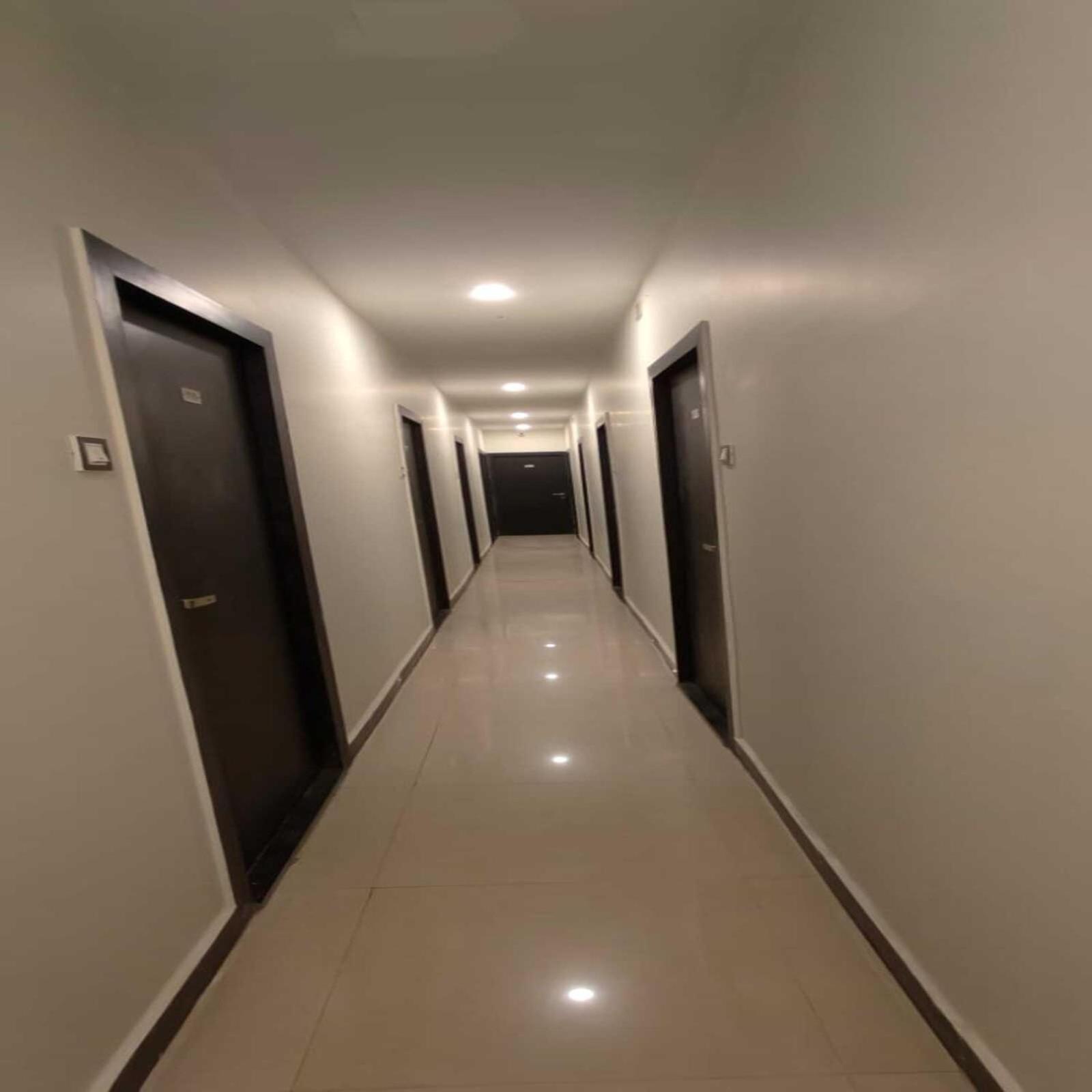 Hotel Blue Sky Residency Мумбаи Экстерьер фото