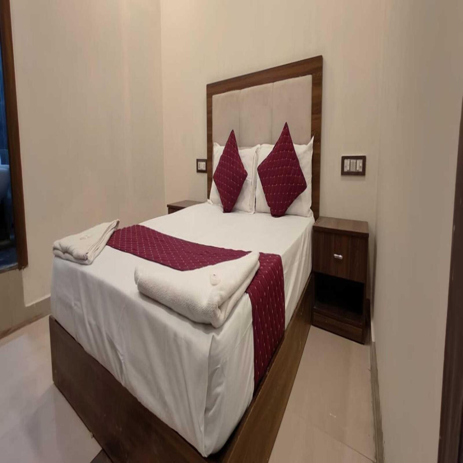 Hotel Blue Sky Residency Мумбаи Экстерьер фото