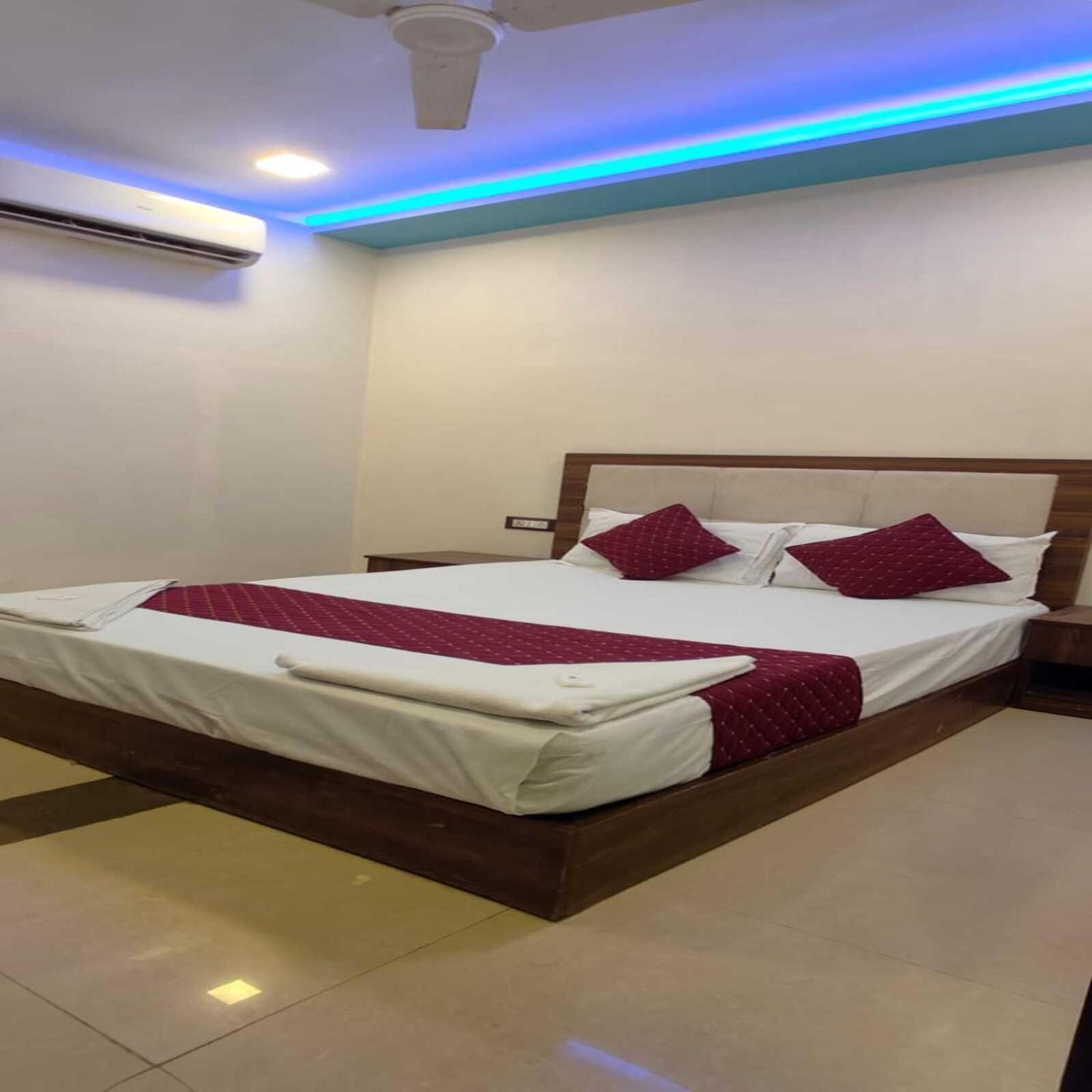 Hotel Blue Sky Residency Мумбаи Экстерьер фото