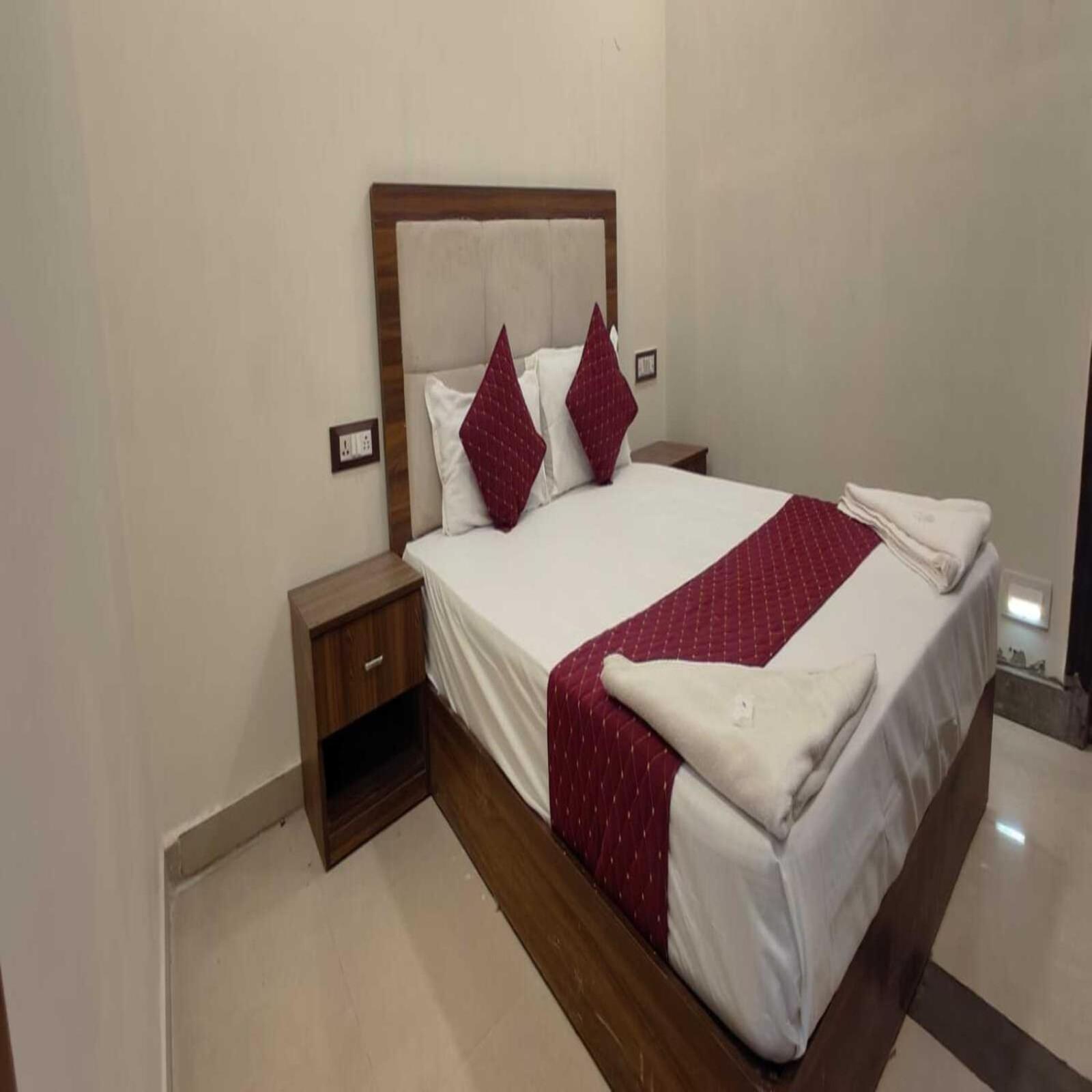 Hotel Blue Sky Residency Мумбаи Экстерьер фото